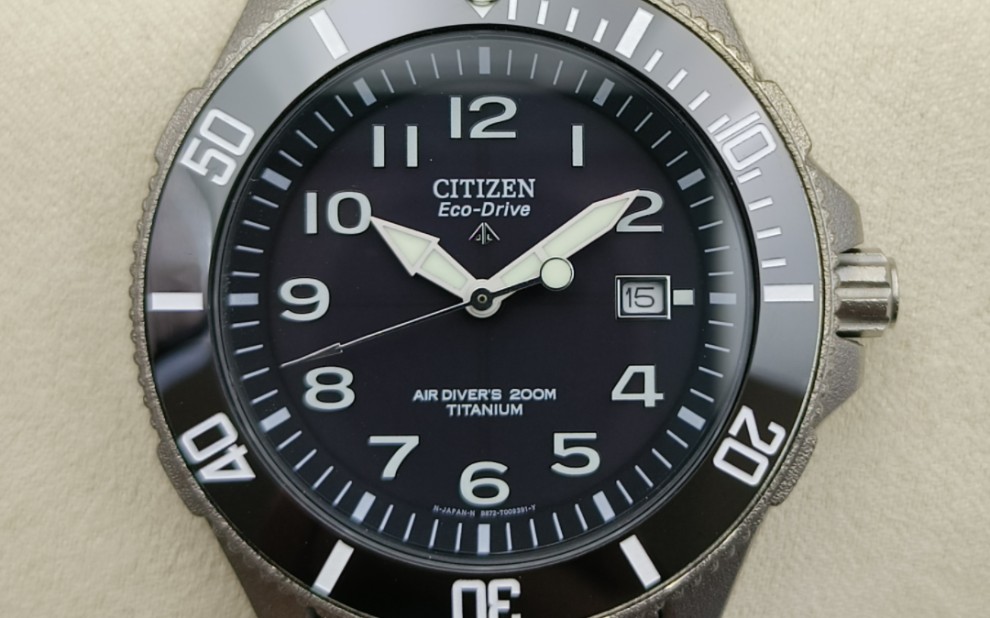 西铁城钛合金光动能潜水表