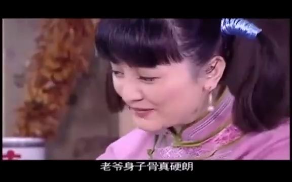 [图]大宅院的女人：老爷被丫鬟服侍正舒服！姨太就破门而入，神情变了