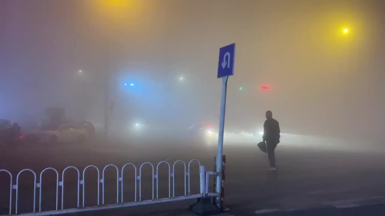 极端天气雾气缭绕云雾缭绕人间仙境安全出行夜晚城市被迷雾笼罩注