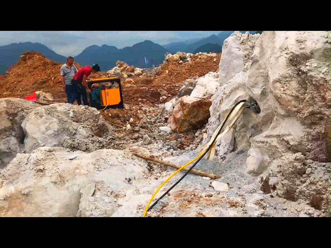 矿老板最喜欢的静态破石设备,该设备俗称:棒式液压劈裂机#矿山开采