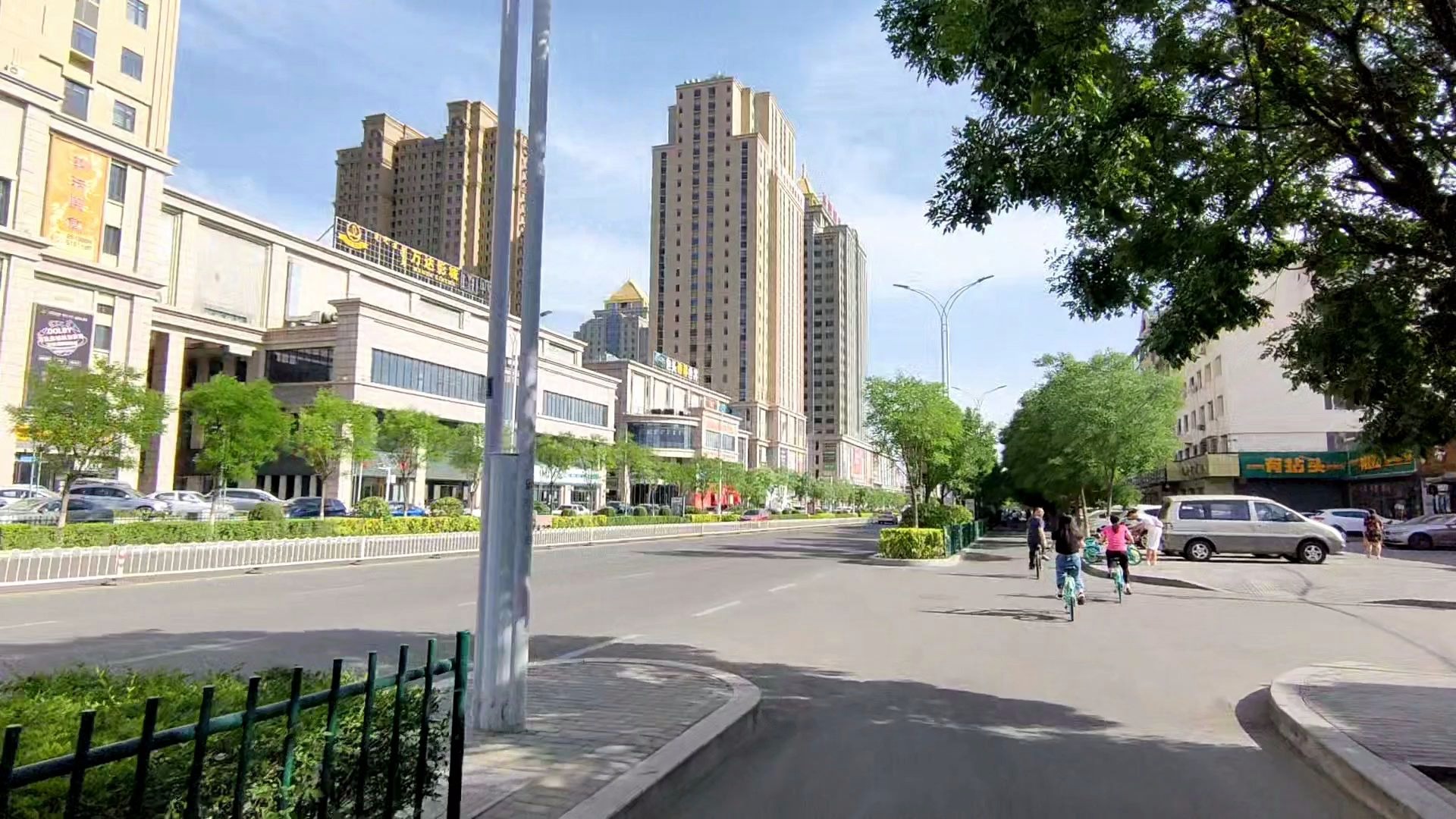 实拍内蒙古包头市青山区富强中路,6月27日拍摄鹿城城市建设情况