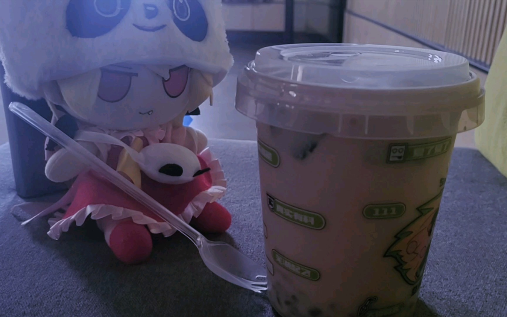 小芙品尝傻风牌烧仙草