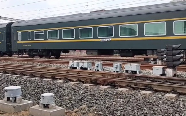 27063次,尾部回送bsp和25g,bsp分别是z83和t244车底