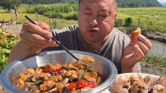 Скачать видео: 一斤猪头肉，一盆蛤蟆炖大豆腐，大哥大口吃肉吃豆腐，过瘾馋人