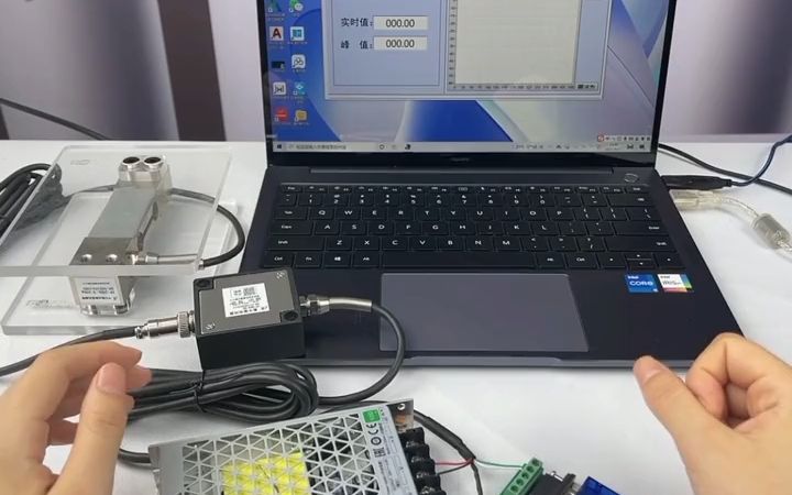 利用电脑软件实时采集称重传感器的力值,生成曲线图,并把这些数据保存