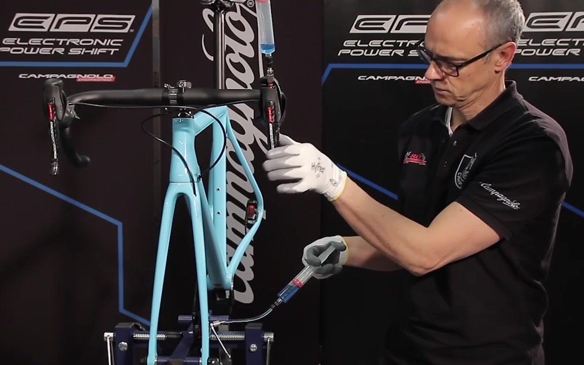 [图]Filling and bleeding the disc brake hydraulic system