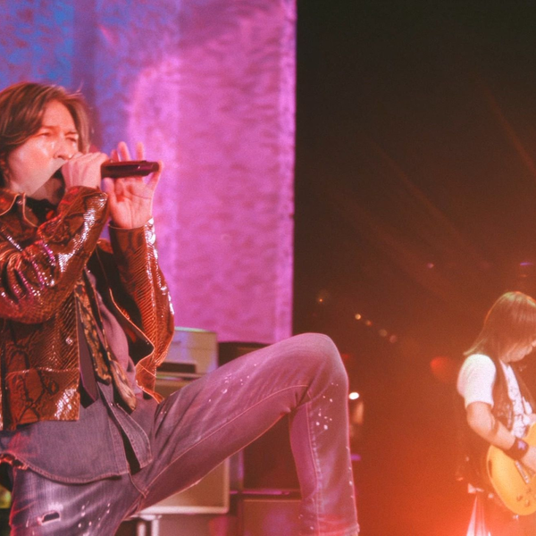 B'z SHOWCASE 2020-5 ERAS 8820-Day2・Day4 B'z Fever 【SHOWCASE 2020 -5 ERAS 8820- Day4】 - YouTube
