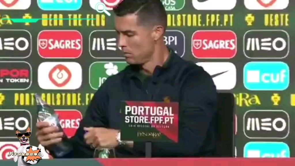 c罗发布会喝水名场面合集,优秀的人一定是自律的!