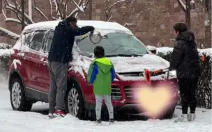 Скачать видео: 给车除雪有妙招，3分钟搞定，车窗结冰也不怕！这几天北京的雪真不小，车停室外想出门的朋友，快来看看#灵犀车谈# 分享的给车除冰雪的方法吧！#冬季行车养车帖士#