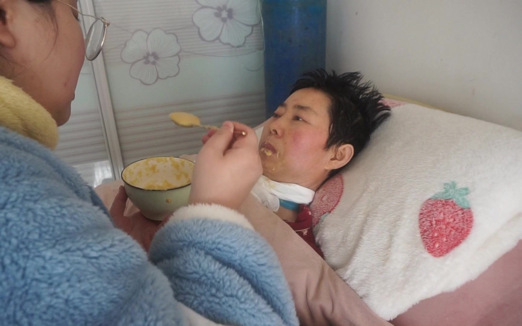 瘫痪妈妈这两天又是发烧又是犯病,弟弟上街买了个鸡,说要给妈妈补补