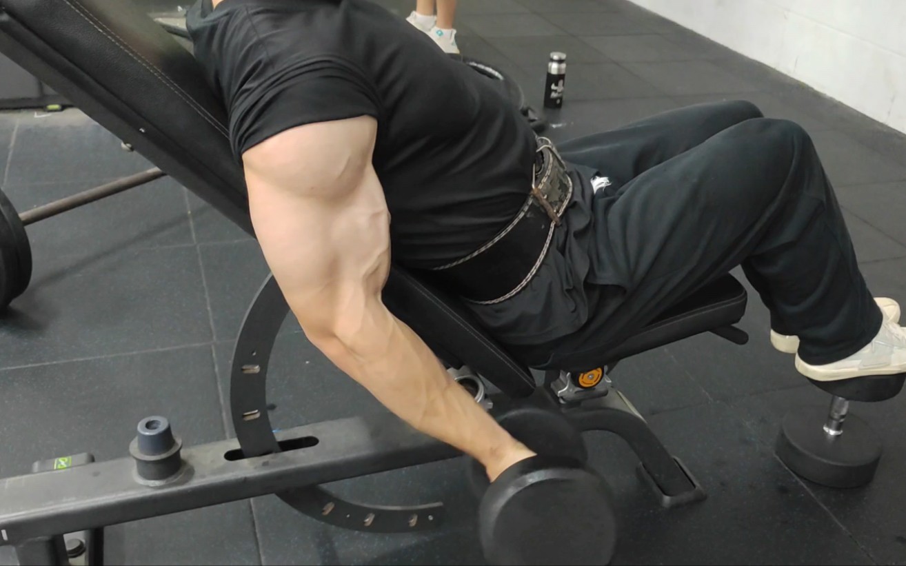 泵感十足的动作:上斜哑铃弯举