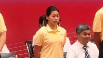 全红婵参加暨南大学开学典礼，被介绍后起身向全场鞠躬致谢