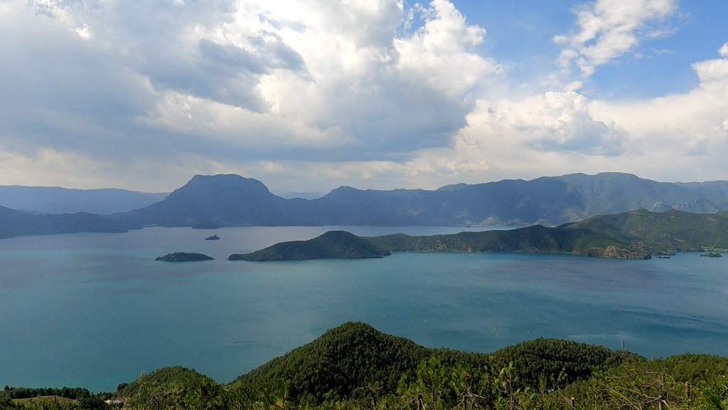 泸沽湖全景,拍摄于泸沽湖观景台