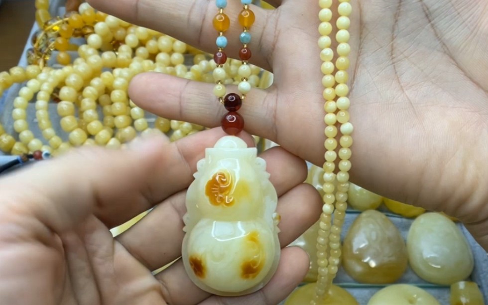 精工雕刻蜜蜡白花蜡玉净瓶吊坠毛衣坠