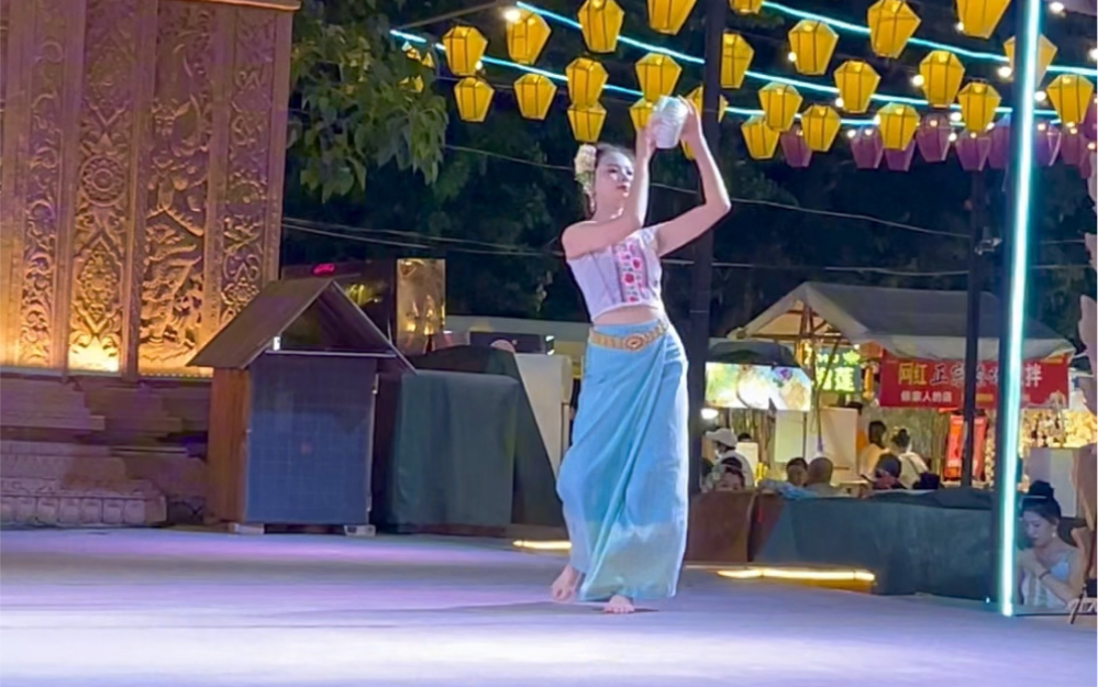 民族文化艺术泼水舞