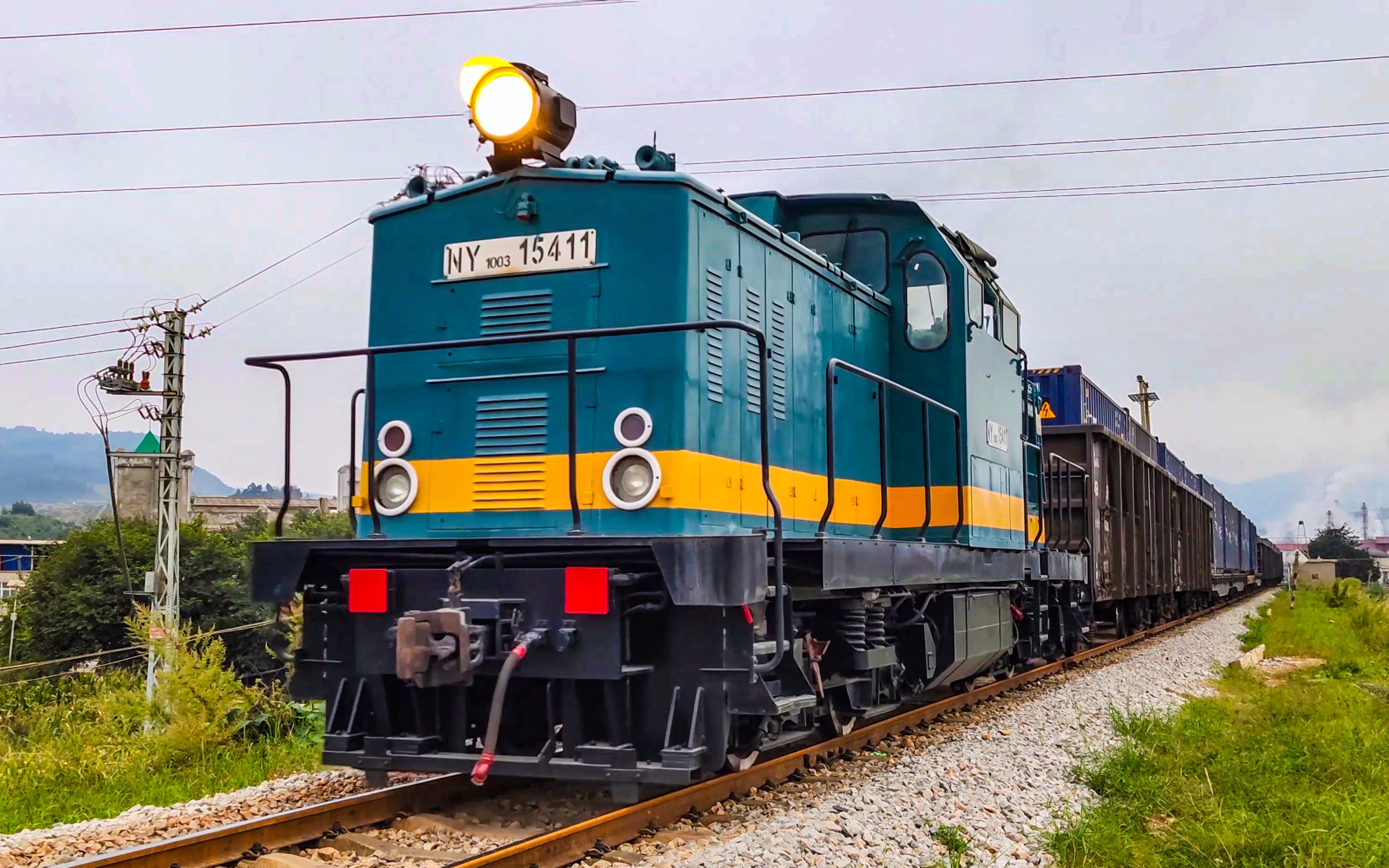 ny1003(v100.3)机车 牵引36节重车开往白塔村方向