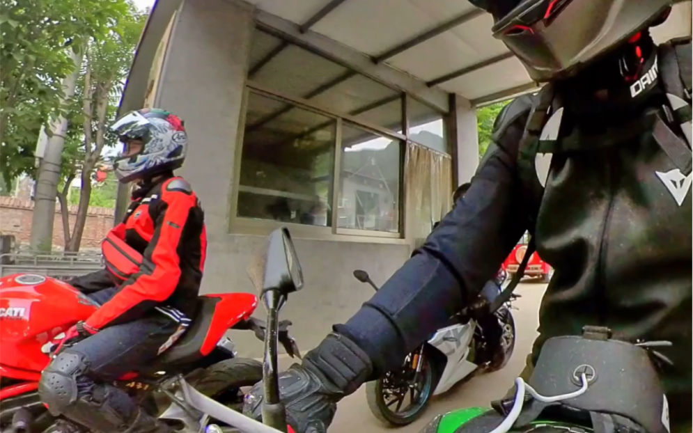 团队活宝的秀才艺轰油门打节奏