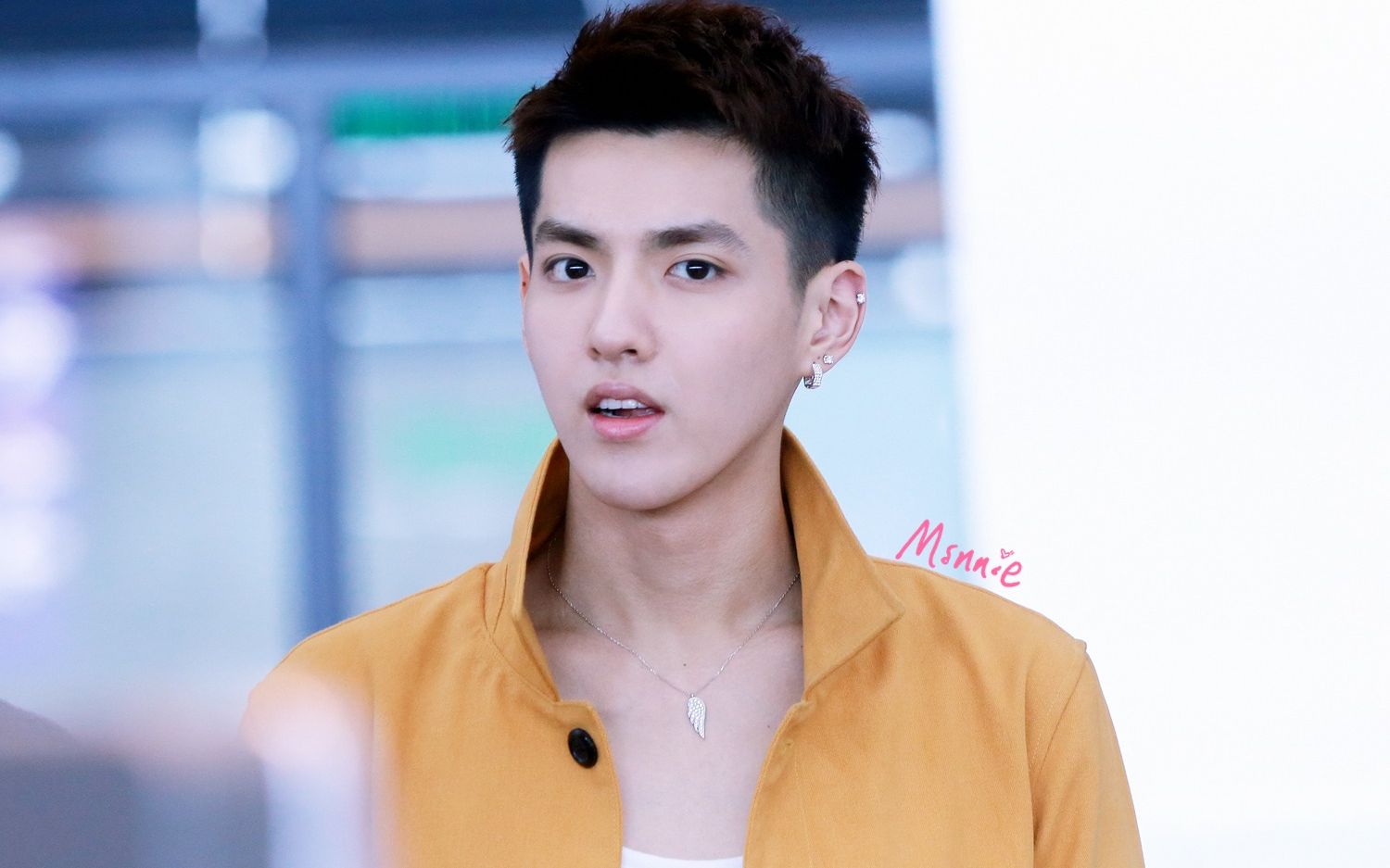 吴亦凡 桃园机场出发130527 taoyuan airport 明亮黄色 短发毛寸发型