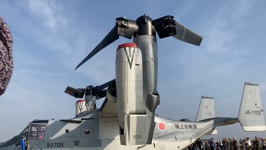 日本陆上自卫队装备的v-22鱼鹰式倾转旋翼机演示旋翼展开作业