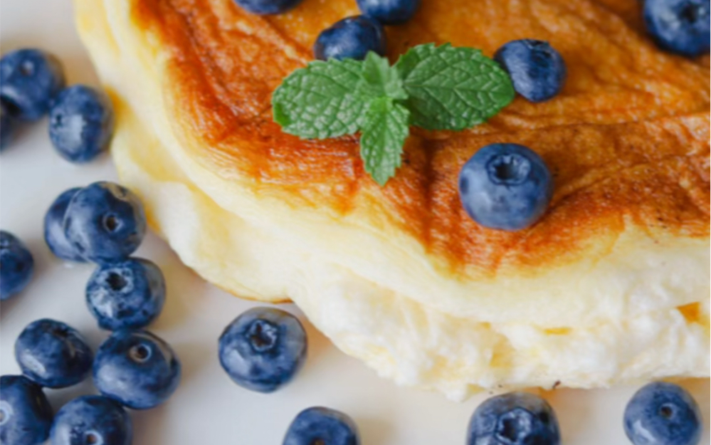 只需要一个平底锅就能做的蓝莓舒芙蕾