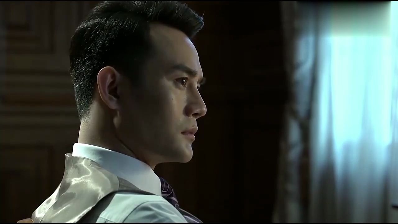 明镜怀疑明台亲生父亲的身份,明楼脱口而出三个字,明台惊醒