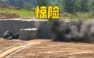 Download Video: 新兵投弹不慎失手 下一秒中队长抱住新兵