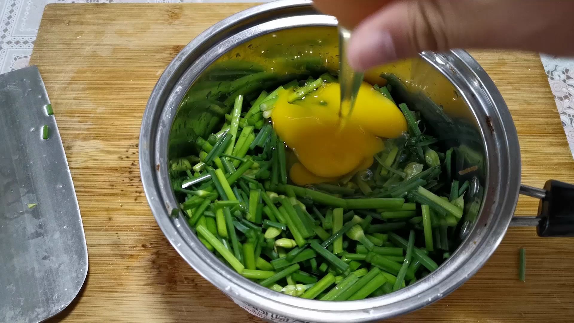 下班回家,一荤一素简单吃一口,韭菜台子 酱牛骨!完美