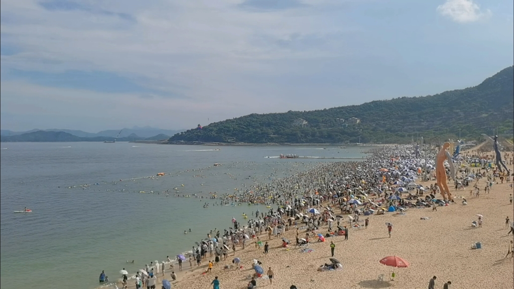 让我们走进深圳市著名景点大梅沙,这里游客突破近十万人次的海边沙滩