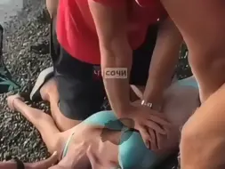 Скачать видео: 【真实CPR】医生和好心人协助溺水女青年恢复心脏功能