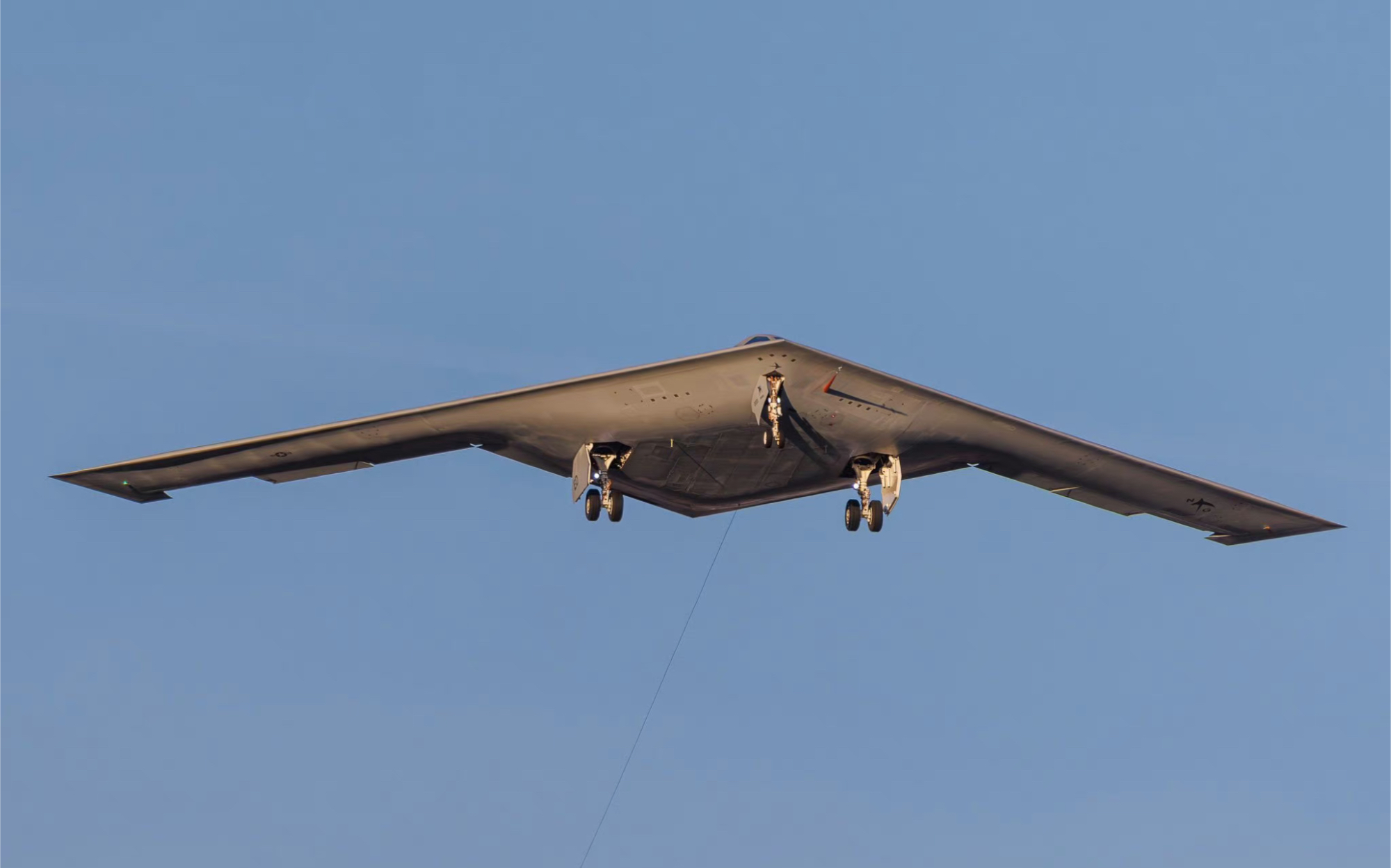 美国新一代隐形轰炸机b-21"突袭者"在加利福尼亚州帕姆代尔的美国空军