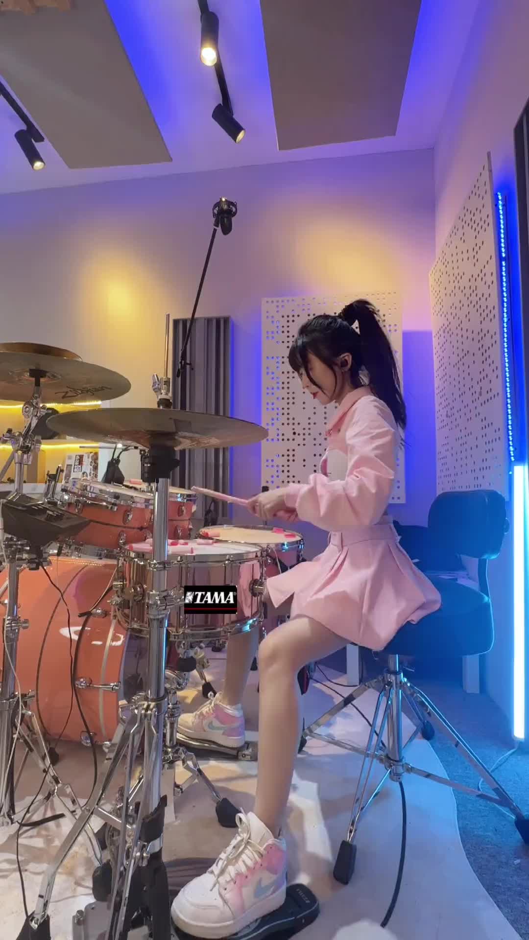 究竟什么样的人才会和我一样爱听重型重型音乐醒山乐队她双踩