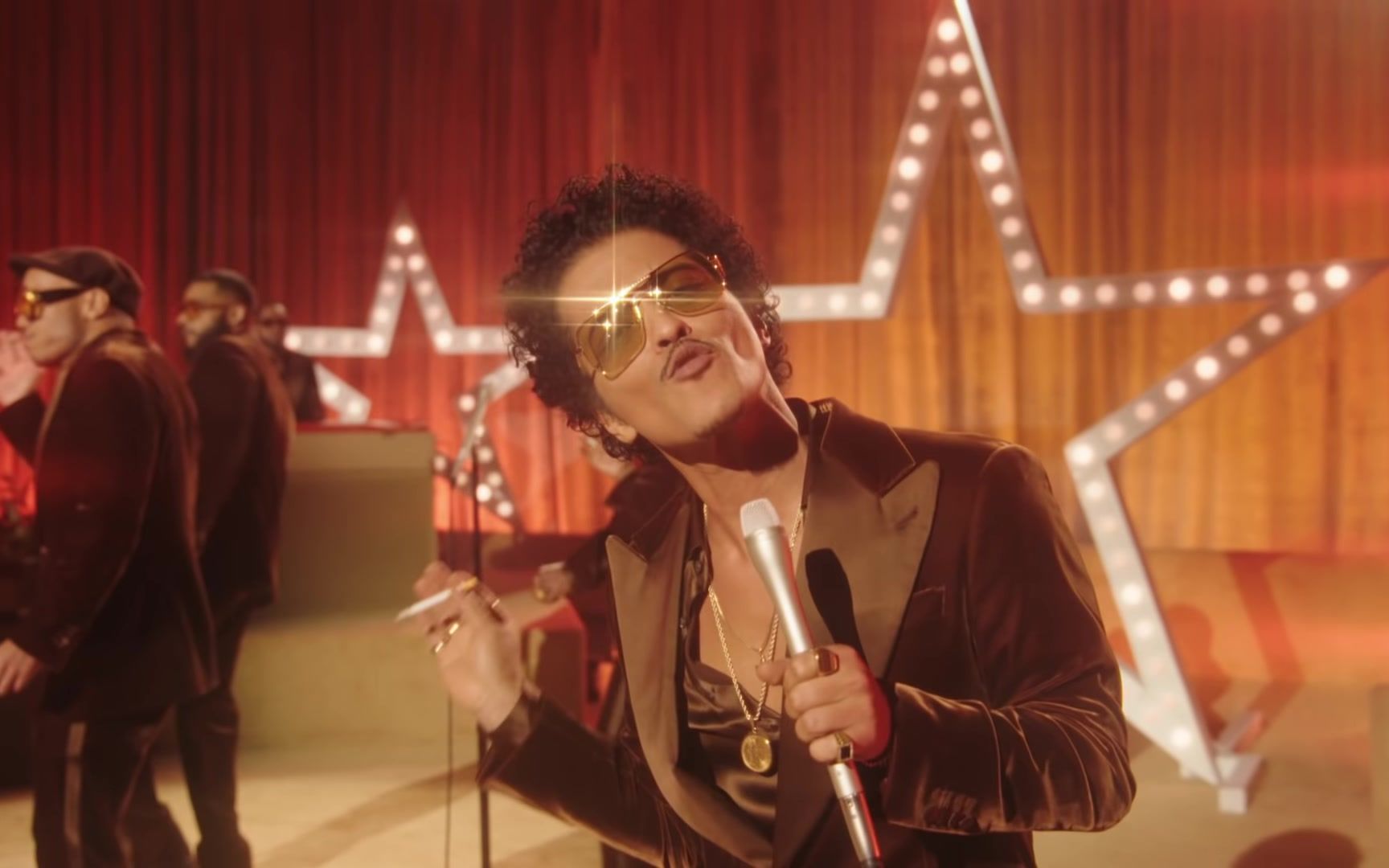 火星哥丝滑男声组合silksonic窗外抽烟中字