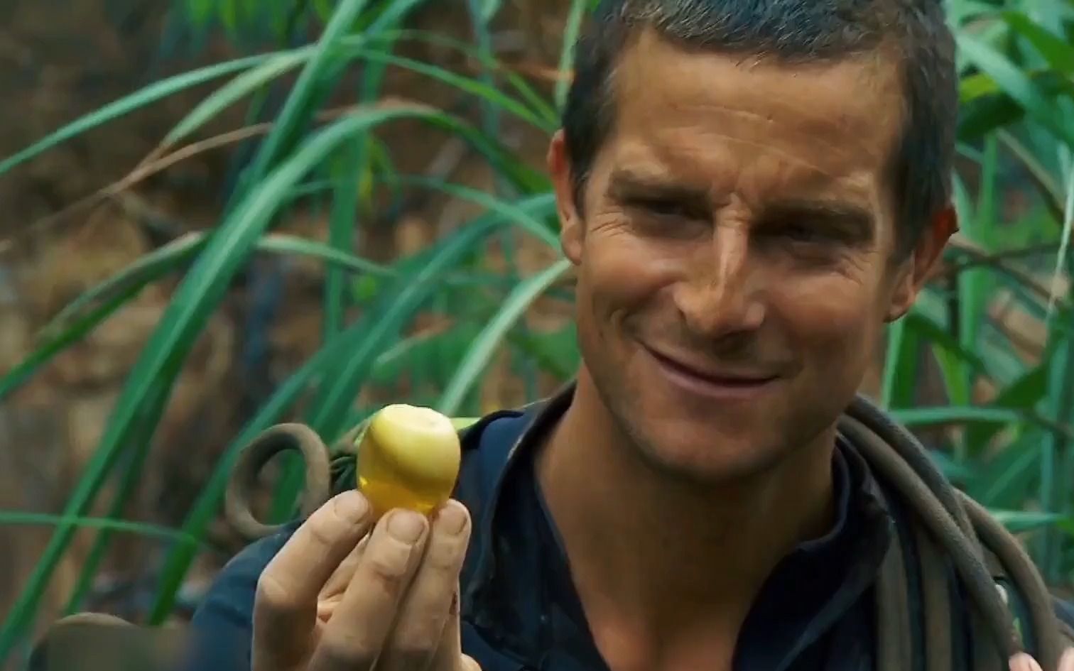 在贫瘠的格鲁吉亚,贝爷吃上了三分熟的毛蛋,味道比皮蛋好太多!