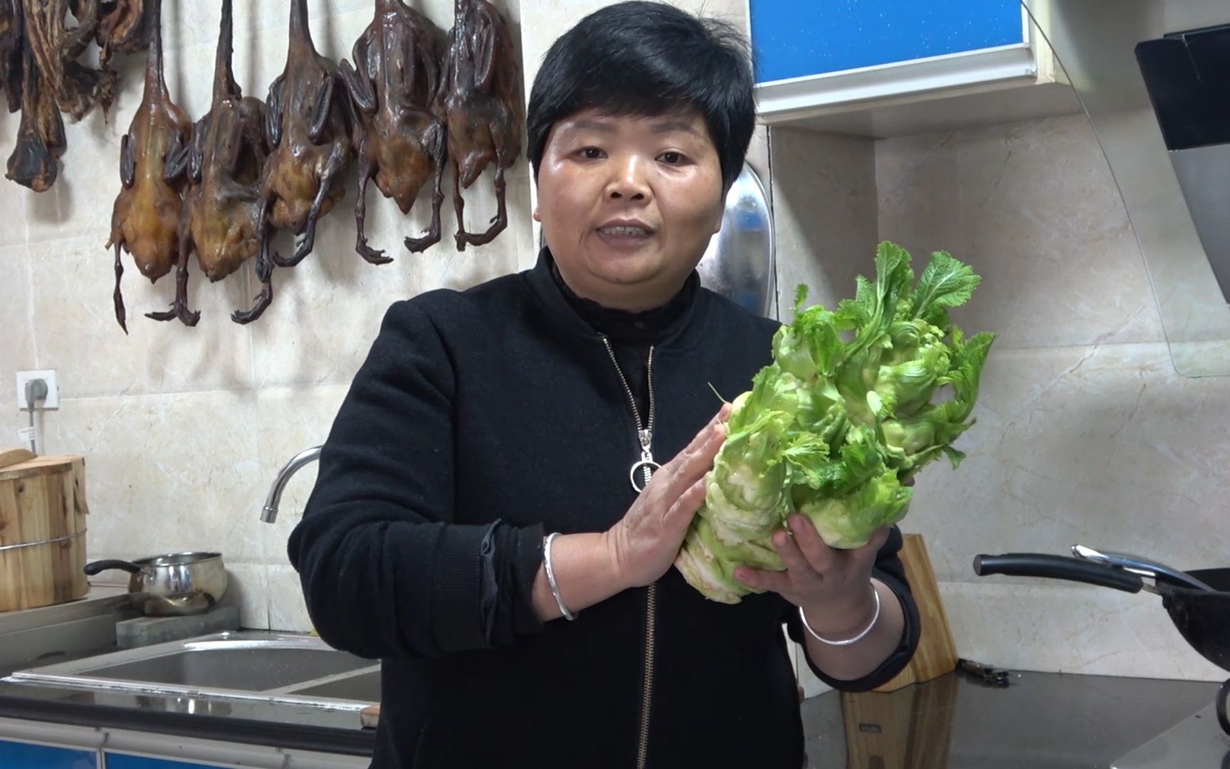 四川人的最爱儿菜,切成坨坨煮排骨汤安逸的很,不会做的快看过来