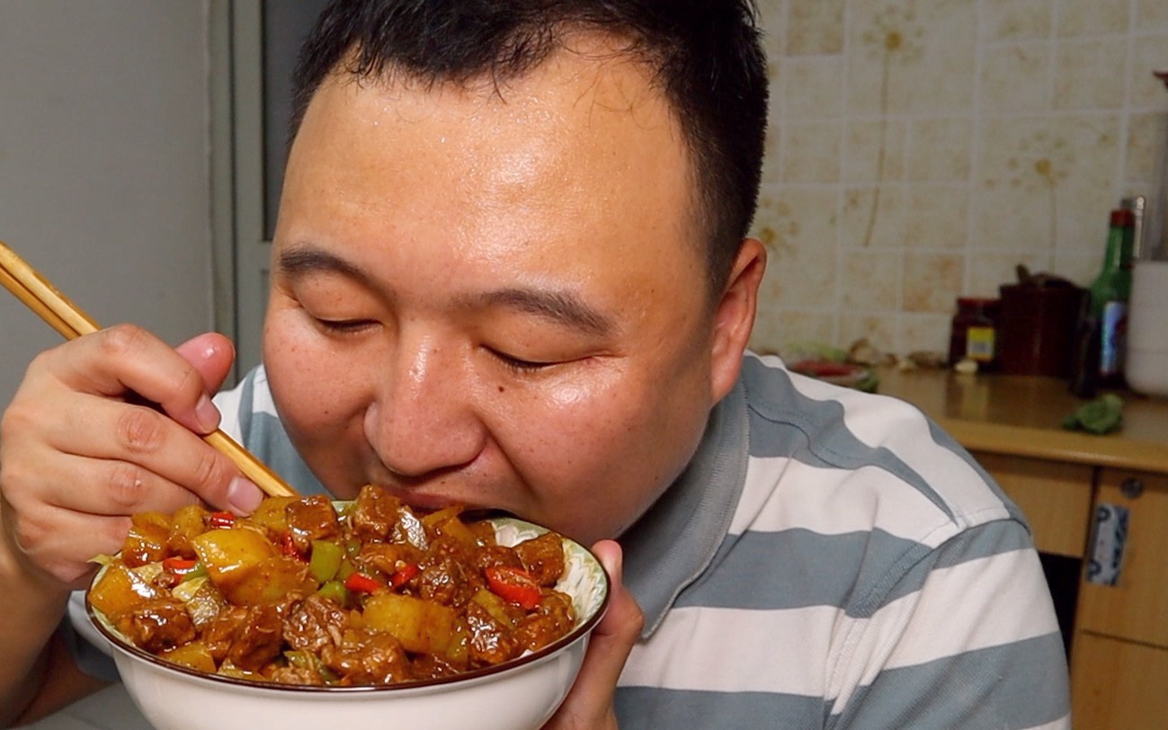 阿强做土豆牛肉放了两种辣椒,辣都快哭了还想吃,隔着屏幕都觉得香
