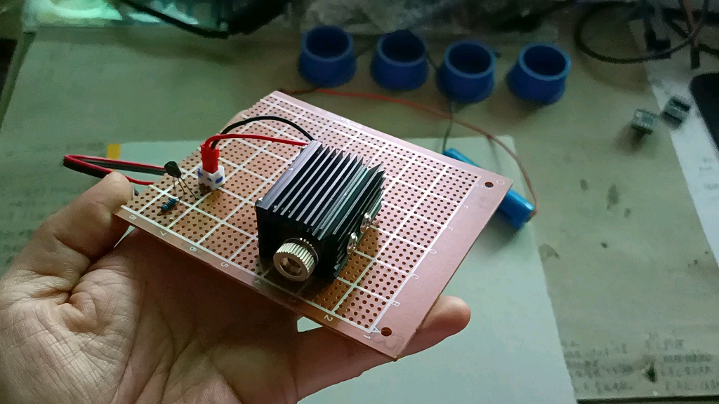 自制超简单蓝紫激光器电路,成功点亮激光!