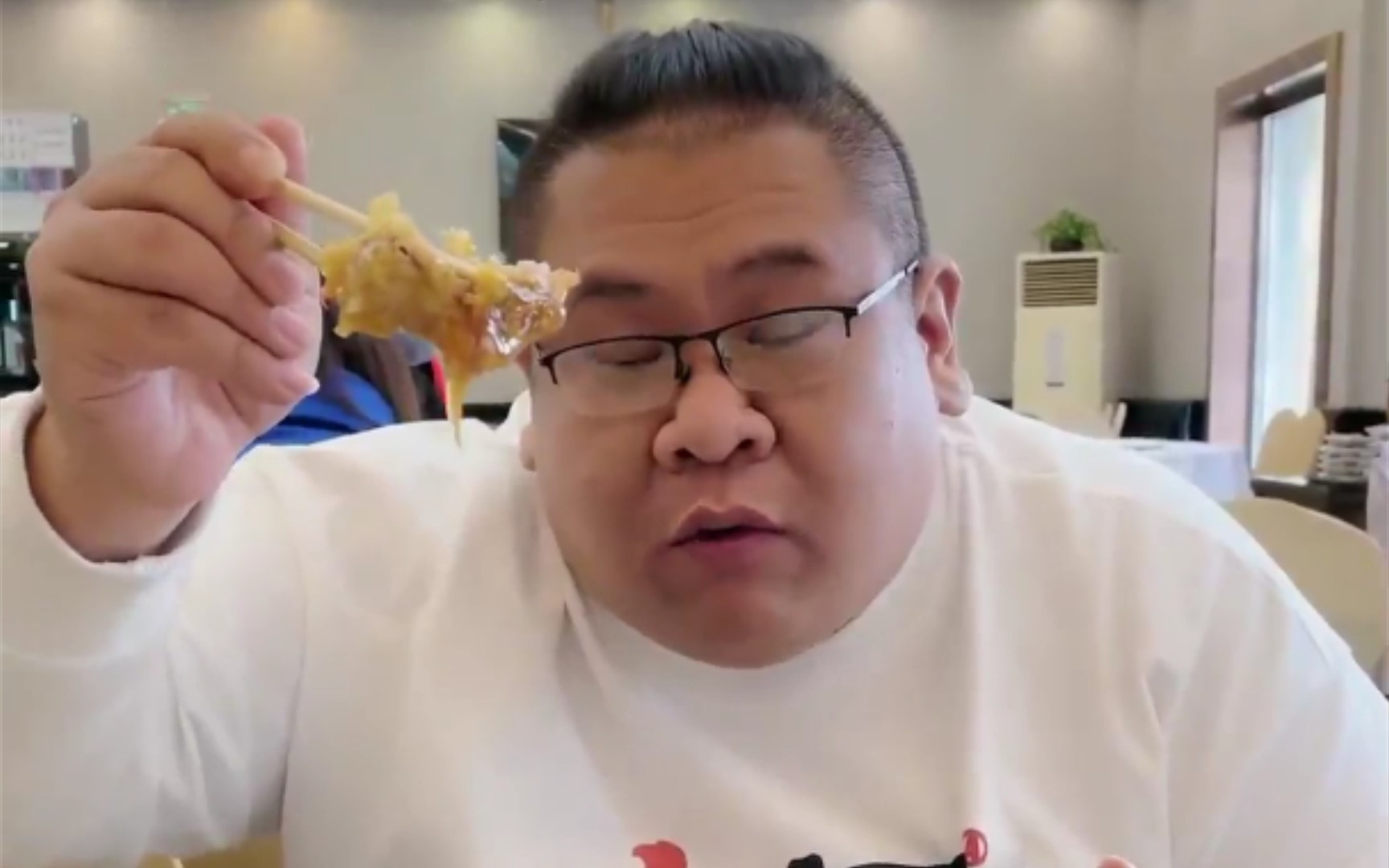 清一心效忠花旗国兔姑娘大搞91剧情显示自己疯狂遭嘲狂割同情获取流量