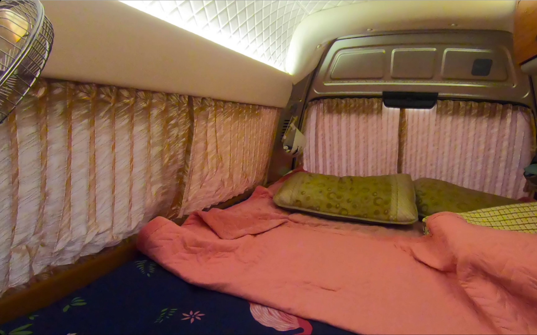 大山里下了一天雨,小伙在房车里躲雨,看电影