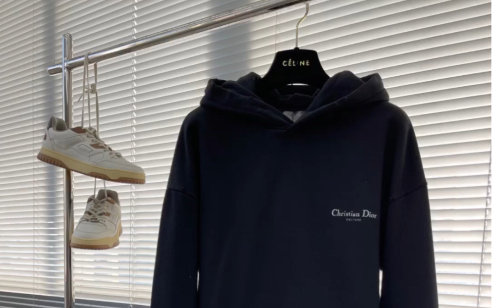 dior迪奥高仿水洗磨破连帽卫衣本款连帽卫衣采用起绒面料精心制作