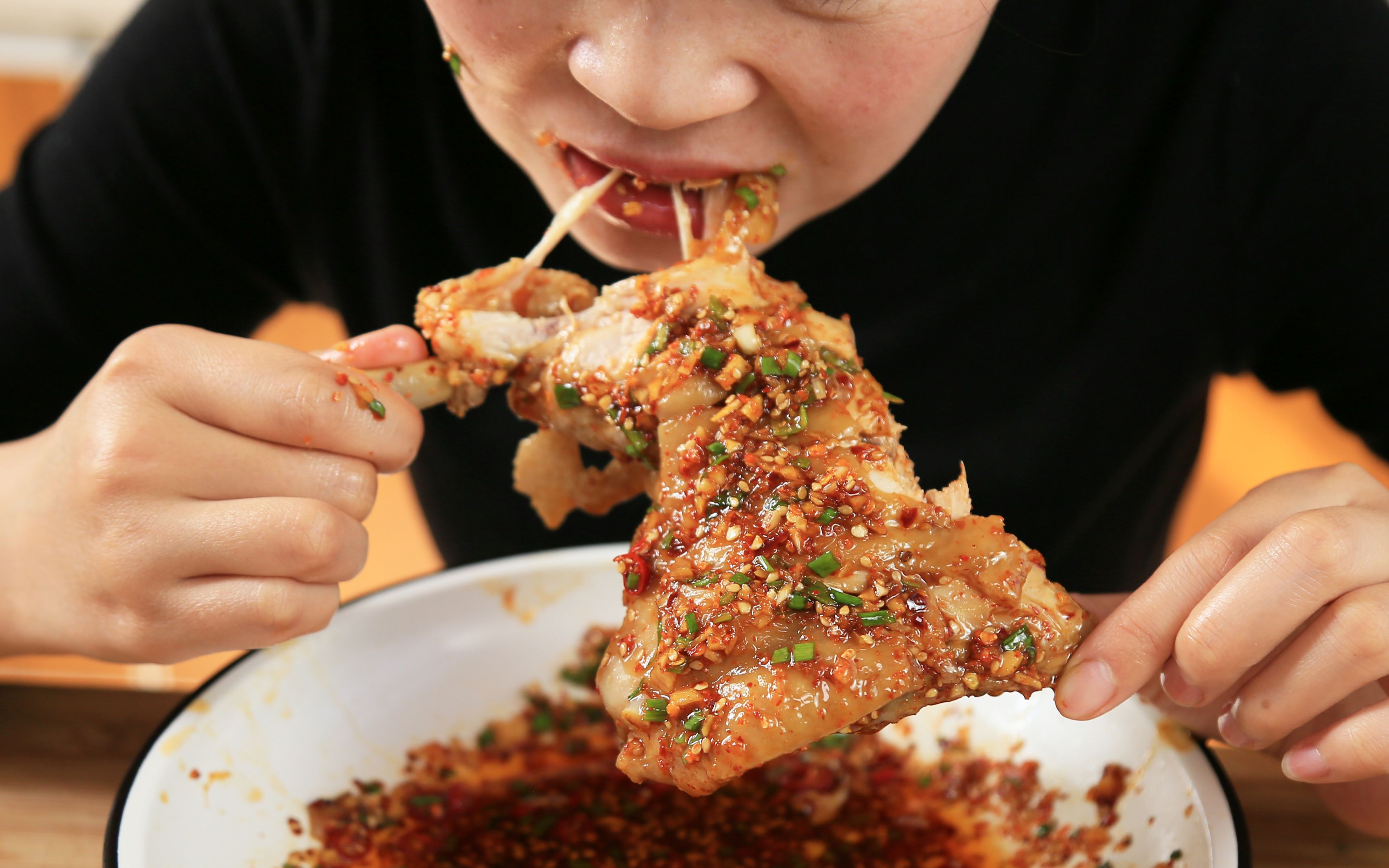 传说中的"口水鸡腿",果然是名不虚传,一口下去后,口水止不住了