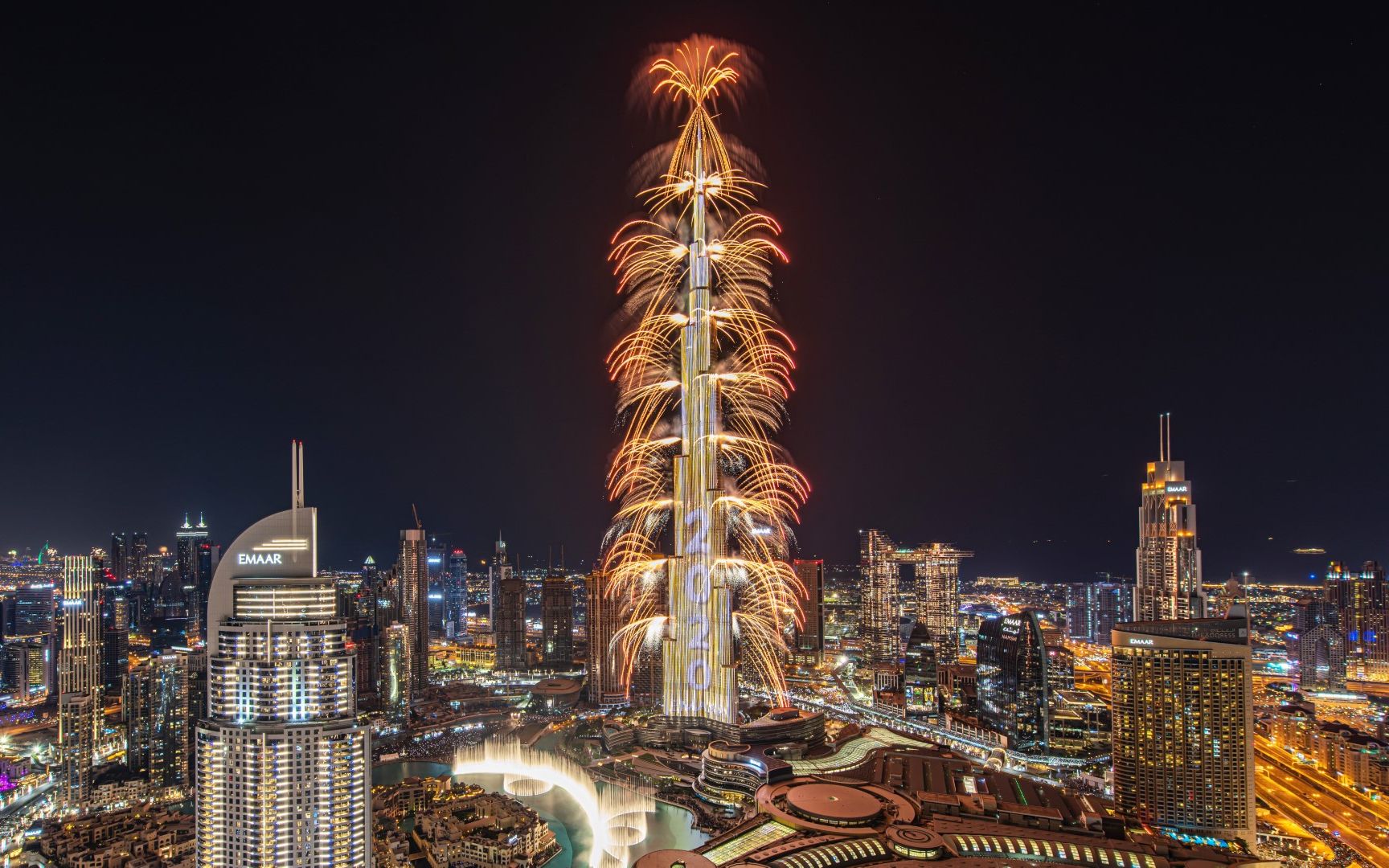 迪拜哈利法塔2020跨年灯光烟花秀,火树银花,漂亮至极,还用中文送祝福"