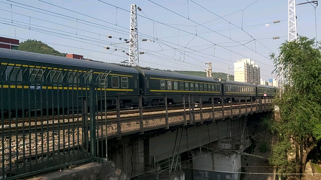 铁总大礼 乌鲁木齐-济南 z106 后挂原色轨检wx25t-999337