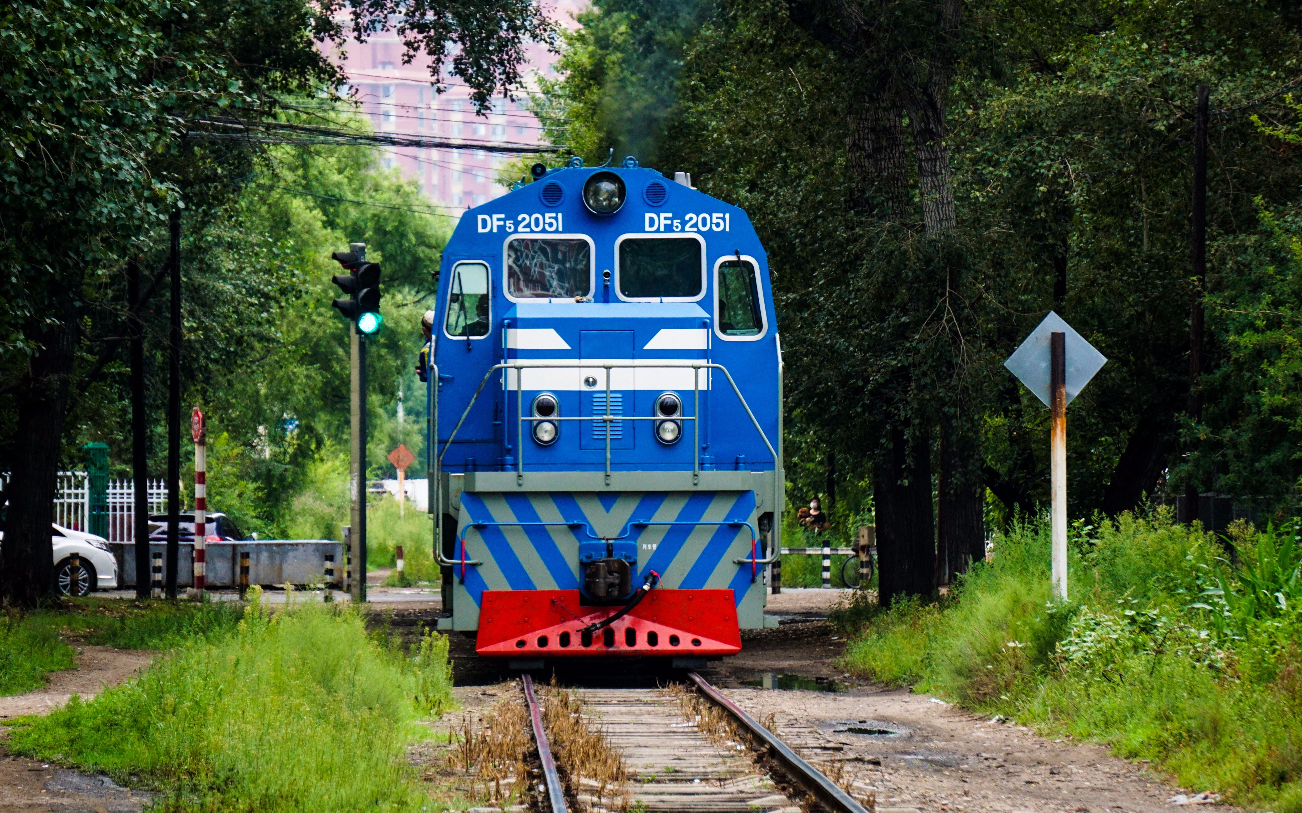 齐齐哈尔专用线运气爆表齐齐哈尔北专线df52051倒推敞车通过站前北大