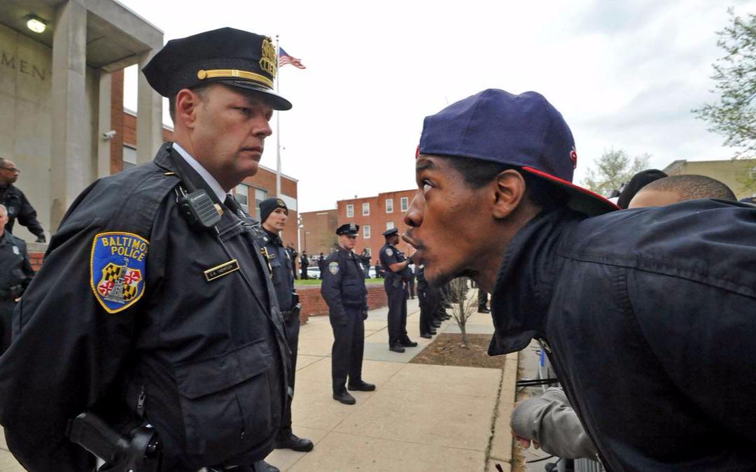 美国警察每年要抓1000多万人坐牢,却还能维持1~5分钟的出警速度