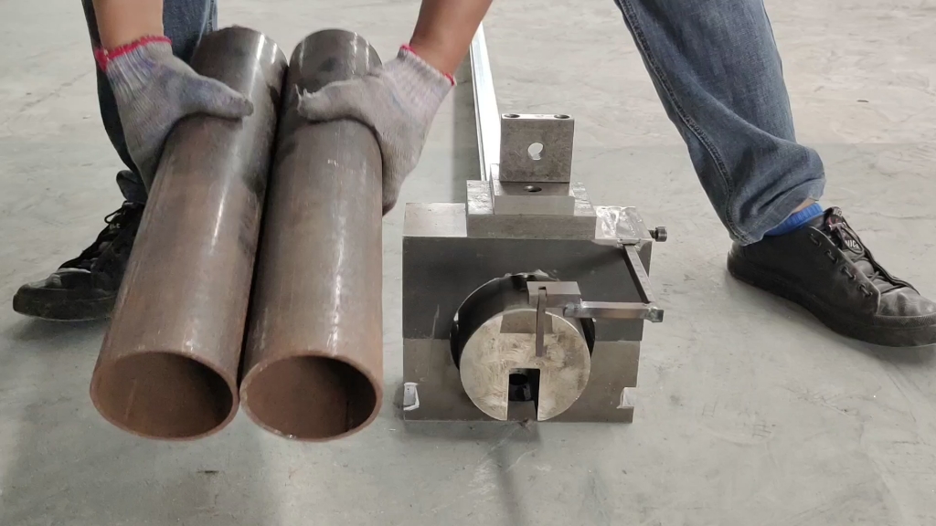 圆管冲孔模具原理展示 厚钢管打孔照样轻松搞定