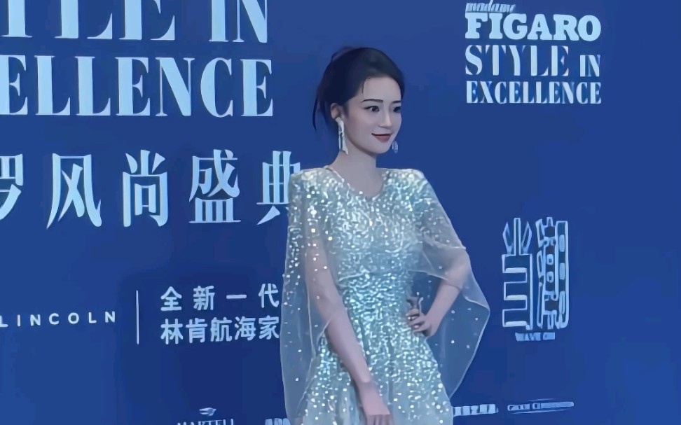 【李沁】白色闪片仙女裙 费加罗红毯