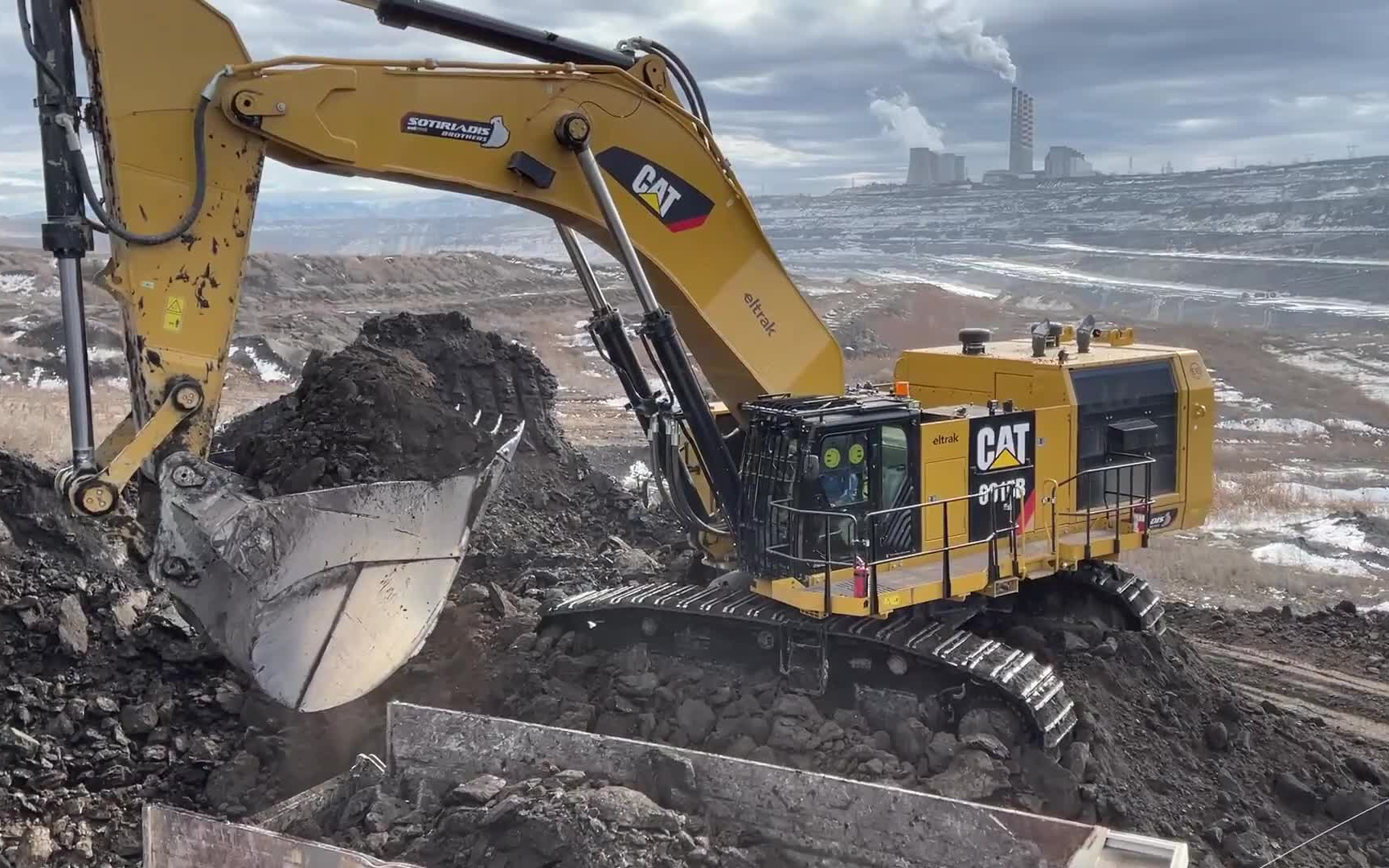 【mega machines channel 】卡特彼勒6015b挖掘机装载梅赛德斯和曼