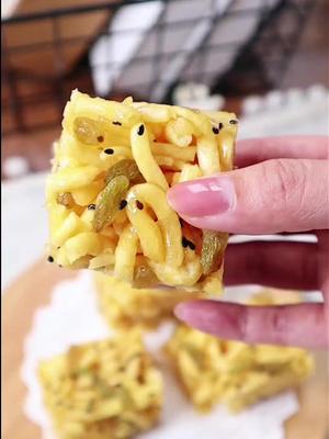 好吃但会让你月半的沙琪玛,最关键的一步就是熬糖浆了.