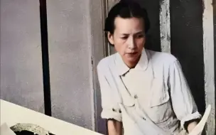 Video herunterladen: 1950年，梁思成和林徽因的合影照，二人抱病工作，面容憔悴