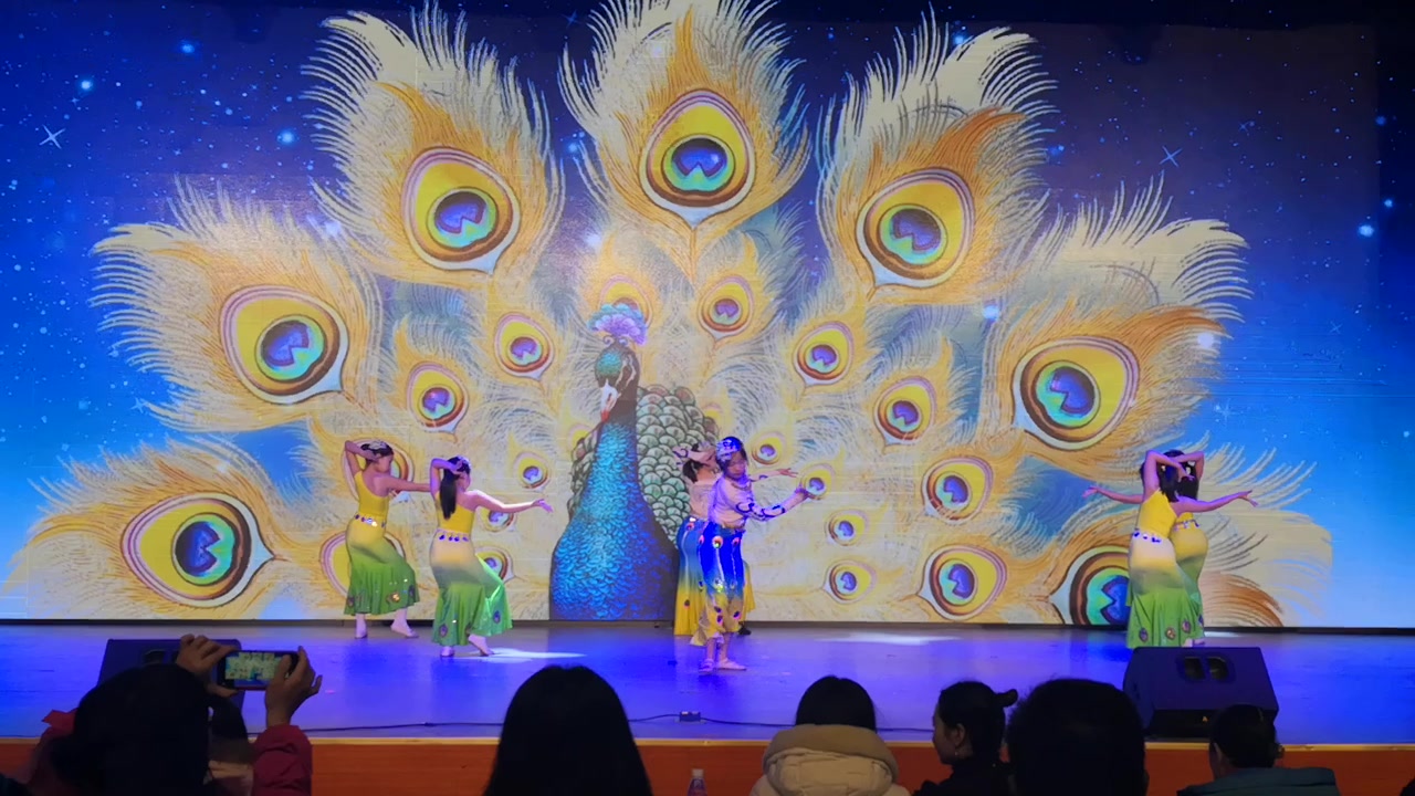 看小美女们跳孔雀舞·傣女(舞台背景蛮好看的)